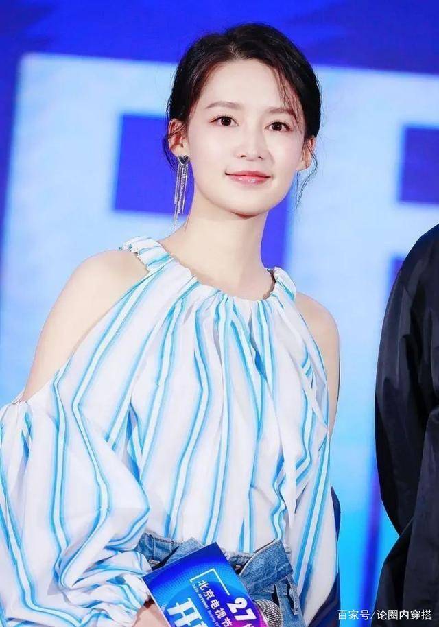 柱子|李沁身材又出圈了，穿宽松牛仔长裤像柱子，也难掩大长腿的优势
