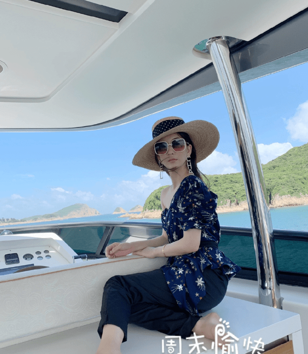 辣妈|85后方媛又美了,2800元碎花拼接裙四肢纤细,同框俩女儿好似姐仨