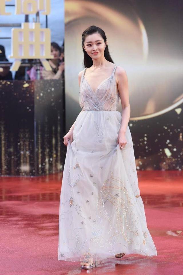 美眉|宋轶“火”起来不是没道理的，一袭吊带纱裙飘逸灵动，温婉动人