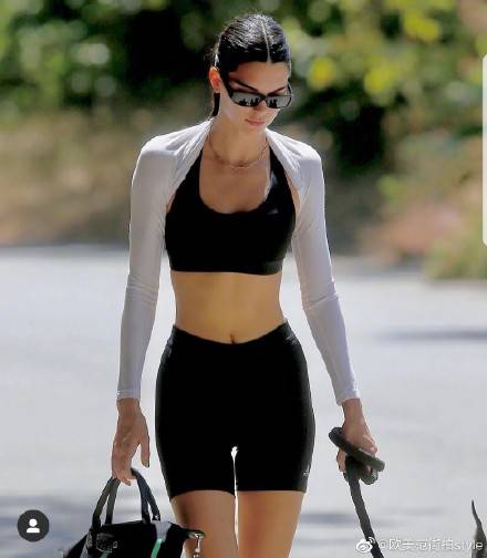 詹娜|超模肯豆身材高挑，露脐背心狠秀小蛮腰，配上墨镜像是“大姐大”