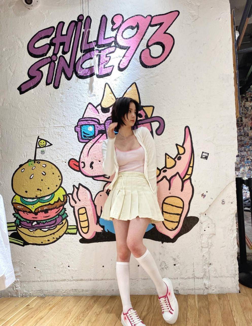 黑色|欧阳娜娜胖了也很美，百褶裙配腿袜大走日系风，肉一点更有女人味