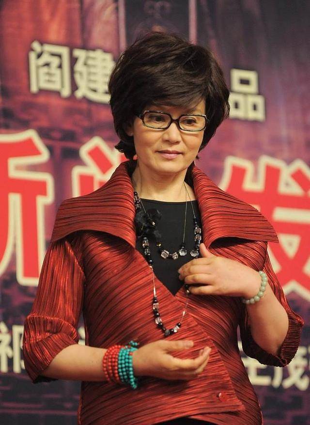 配饰|挂上3层珍珠项链的潘虹,一身打扮典雅贵气,像空谷的幽兰