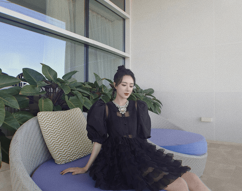 魅力|薇娅不愧是“带货第一人”,穿宽松短旗袍配矮靴,气质真模仿不来