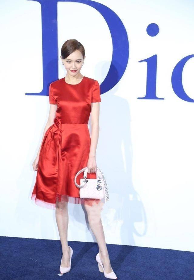 设计|唐嫣升级成为“宝妈”，但身材保持得还这么好，穿上红裙好有魅力