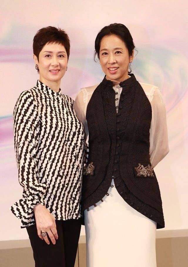 设计|朱玲玲奶奶年纪也时髦,蕾丝裙外面套马甲,有皱纹也藏不住贵妇范