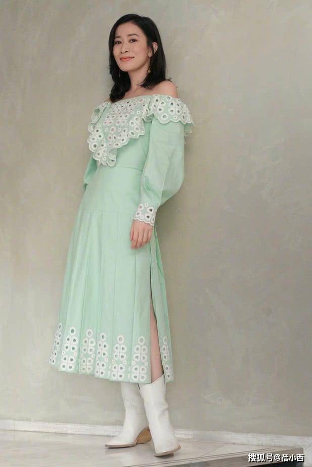 亮点|佘诗曼气质在根本不用扮嫩,穿T恤配阔腿裤走机场,哪像75年的?