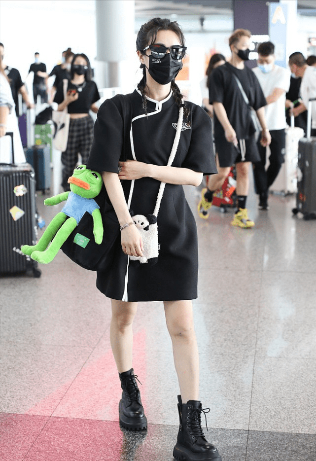 魅力|薇娅不愧是“带货第一人”,穿宽松短旗袍配矮靴,气质真模仿不来