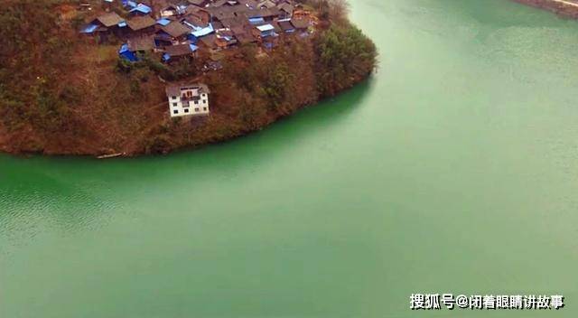 贵州这户人家在河边建别墅，一出门就能钓鱼，涨水时会淹到房子吗