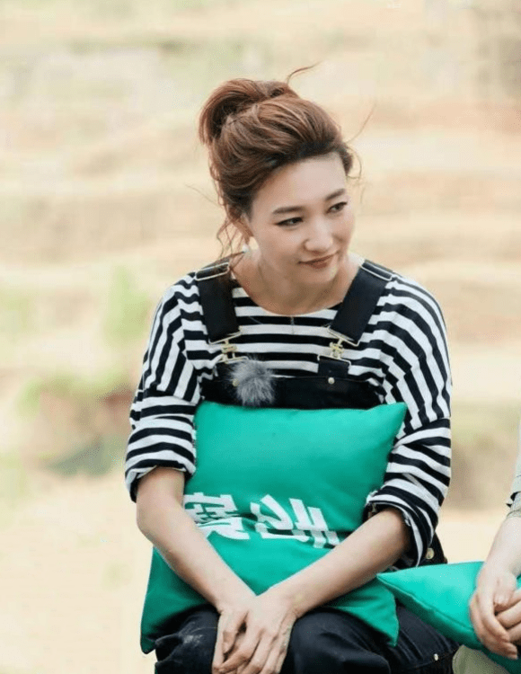 中性|央视主持李梓萌摘下假发套，穿背带裤青春减龄又时髦，美到不敢认