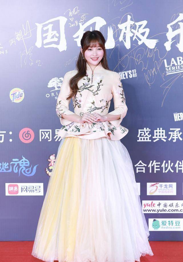 进行|美女就是养眼,金莎鞠婧祎站一起,一个圆润一个瘦,穿裙子都好美