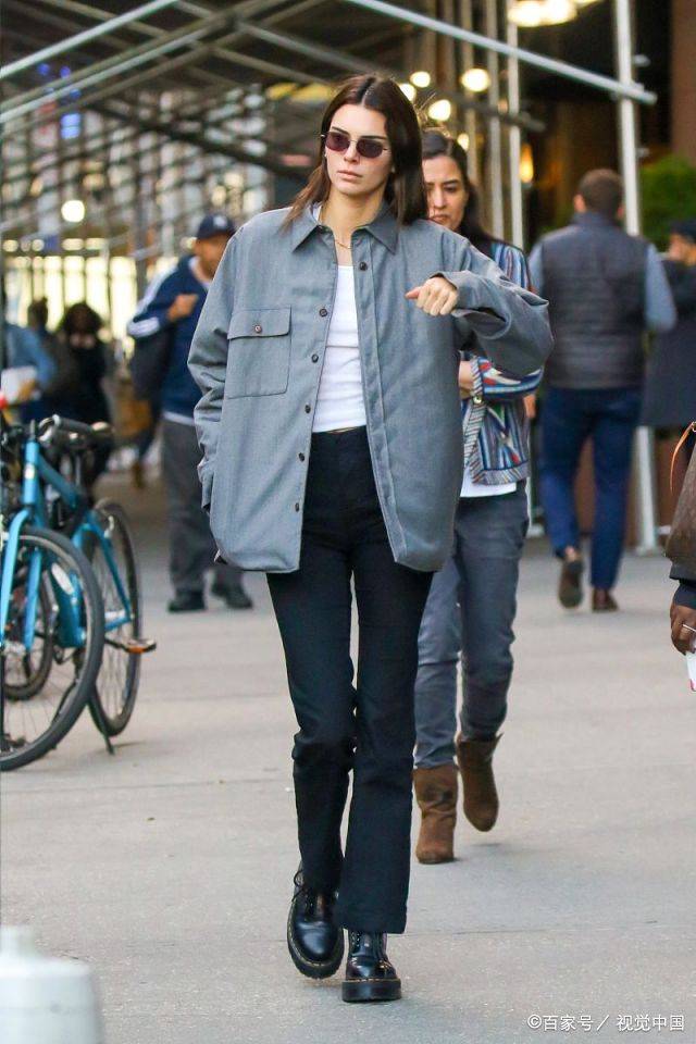 达尔|超模肯达尔拍大片，一袭军绿连衣裙优雅干练，换上拖鞋变慵懒girl