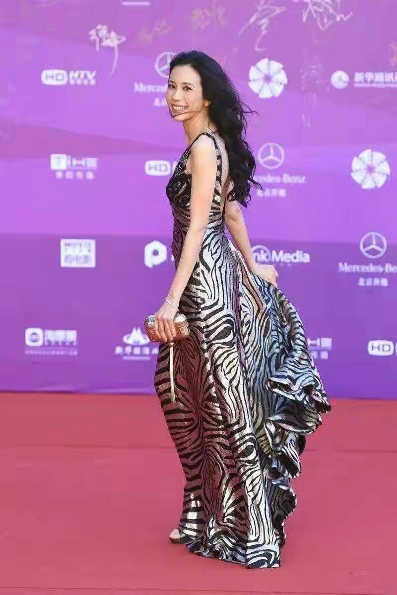 感觉|媒体抓拍莫文蔚，气质比年轻人优雅，51岁穿黑丝还这么漂亮！