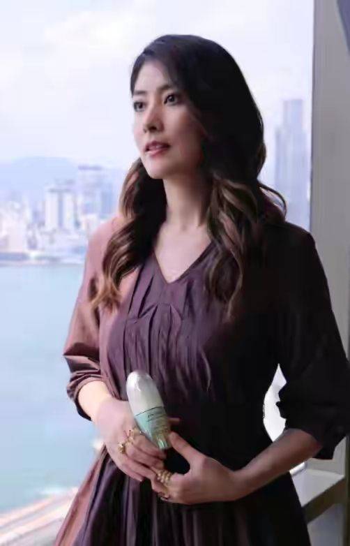 短裙|陈慧琳拍片现场照，穿短裙有大肚腩就是中年人状态，但脸真好看！