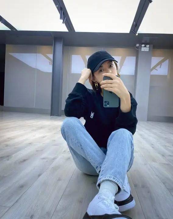 插花|孙俪沉迷插花！卫衣搭牛仔裤真时髦，剪“蘑菇头”半土不洋太老气