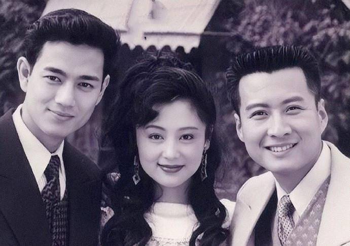 身材|陈红真放得开,穿秀腰针织衫跟咆哮帝玩转圈圈,不怕陈凯歌吃醋