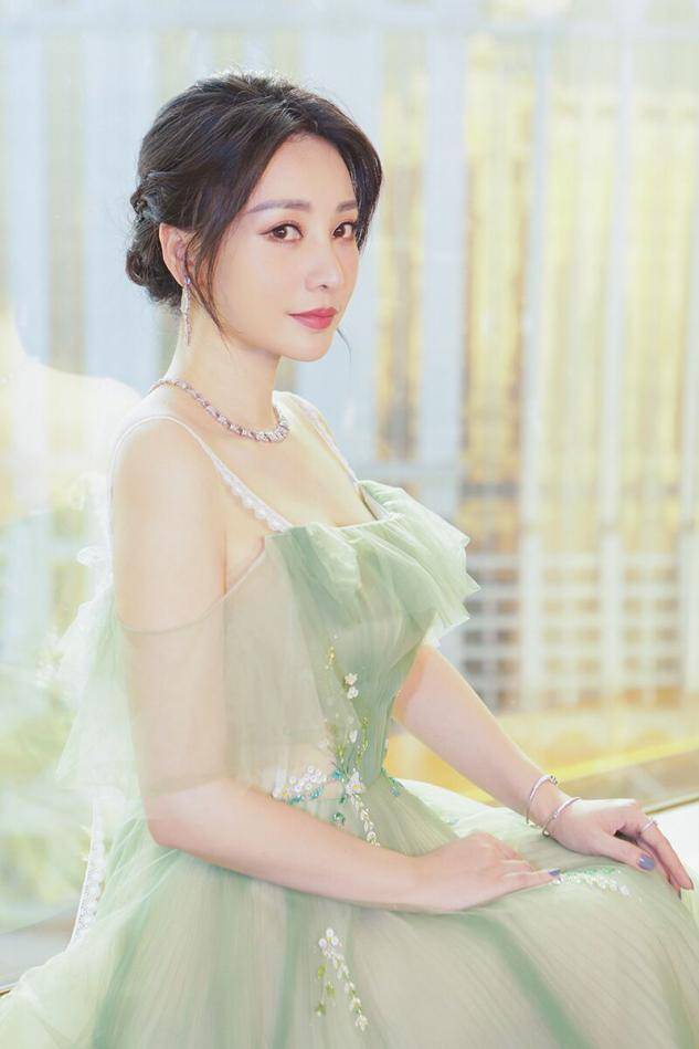身材|柳岩真是“人间水蜜桃”，穿翠色仙女裙惊艳全场，扎丸子头更显嫩