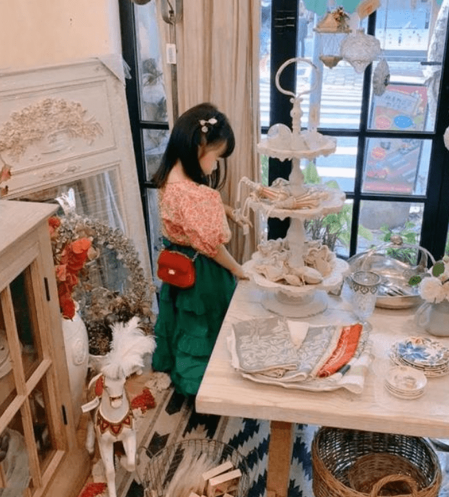 分析|伊能静5岁女儿好洋气，穿红花衣配绿裙子，奇奇怪怪却很可爱