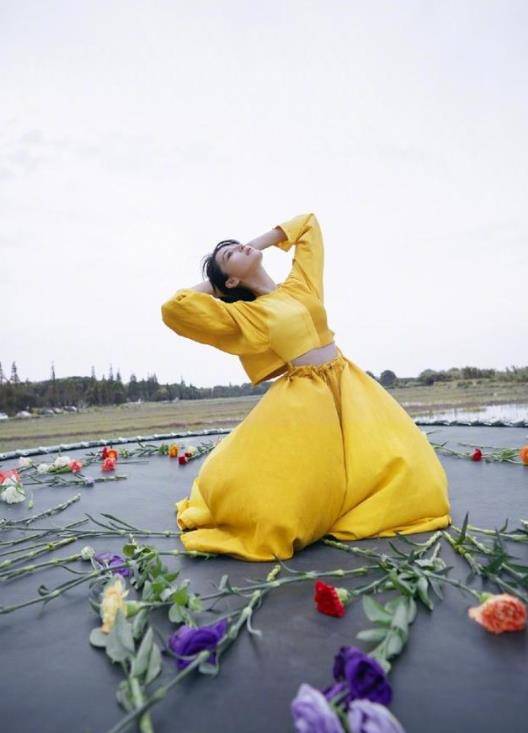 曲线|张馨予罕见晒公路野生大片，放飞自我展现曼妙曲线，身材火辣性感