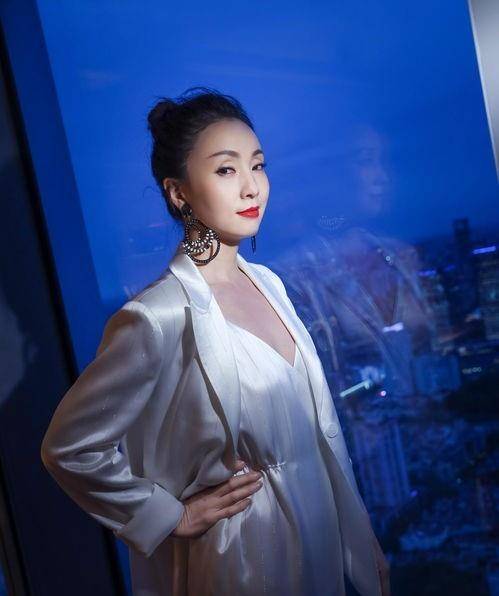 陶虹|有肚子的女人别只会“塞衣角”，学学陶虹的藏腹穿法，显瘦又时髦