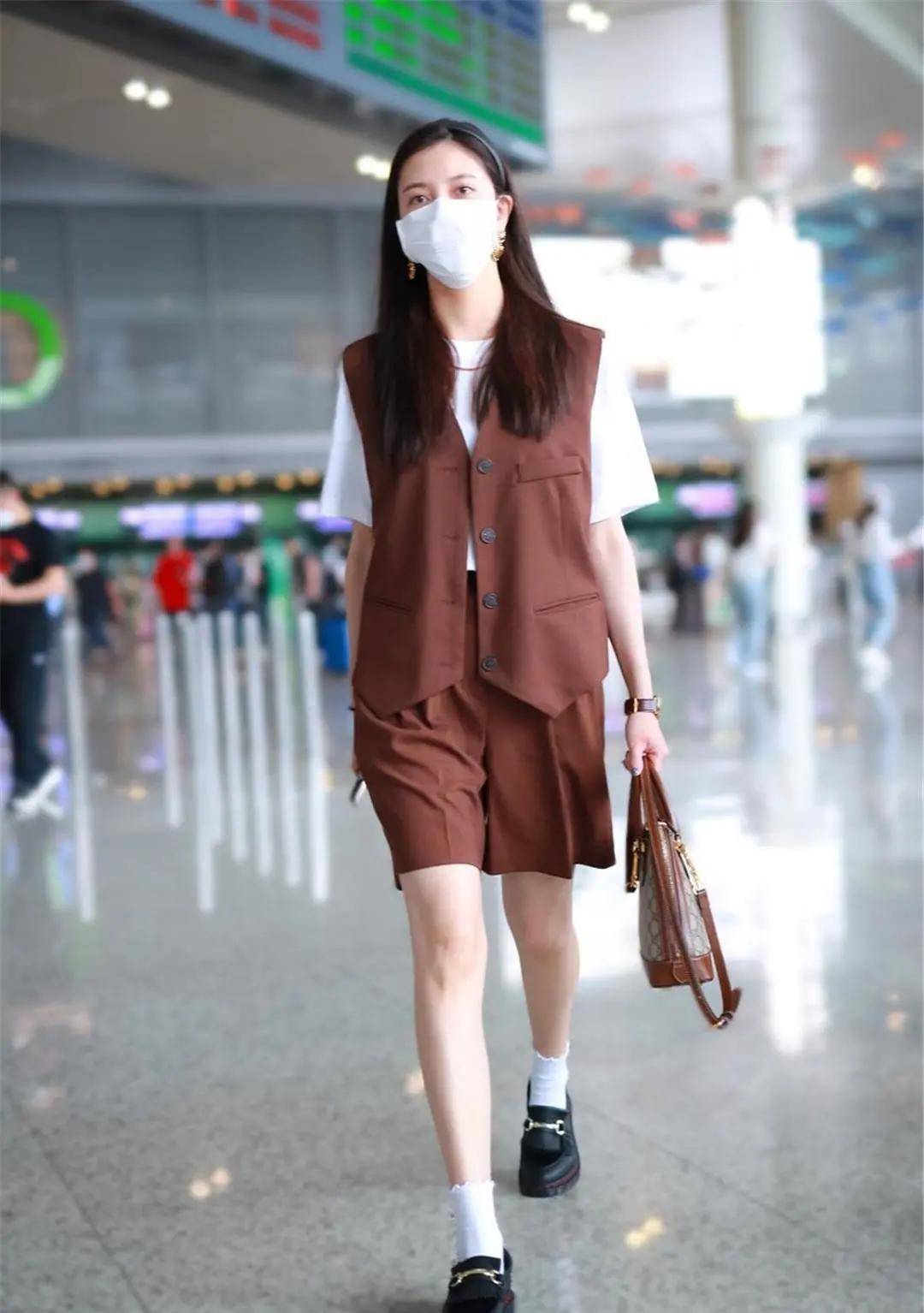 尖头|时髦的女人都不穿小白鞋了，今夏流行这“3双鞋”，小个子也合适