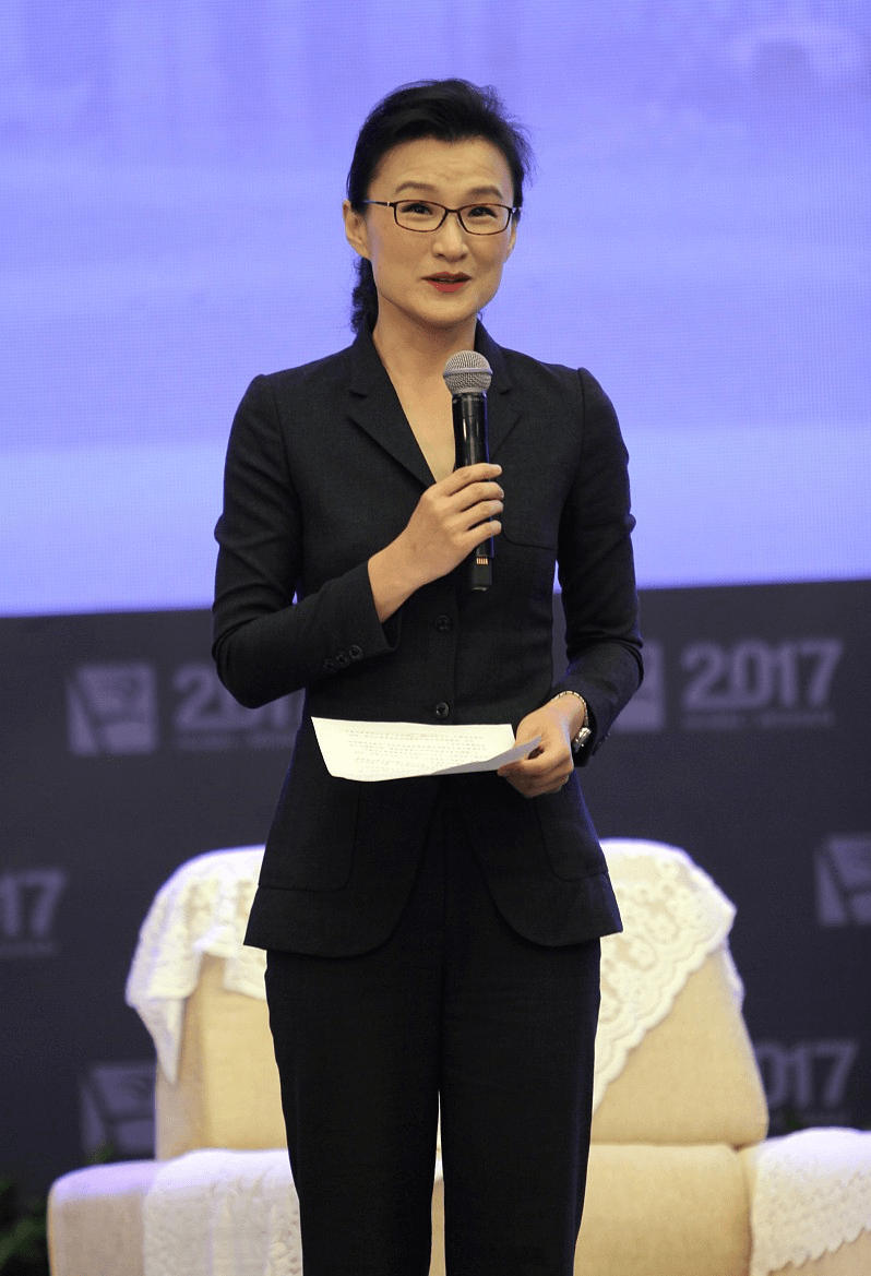 魅力|“央视名嘴”董倩虽然不算惊艳，可是穿搭挺优雅的，不饰浓妆更美