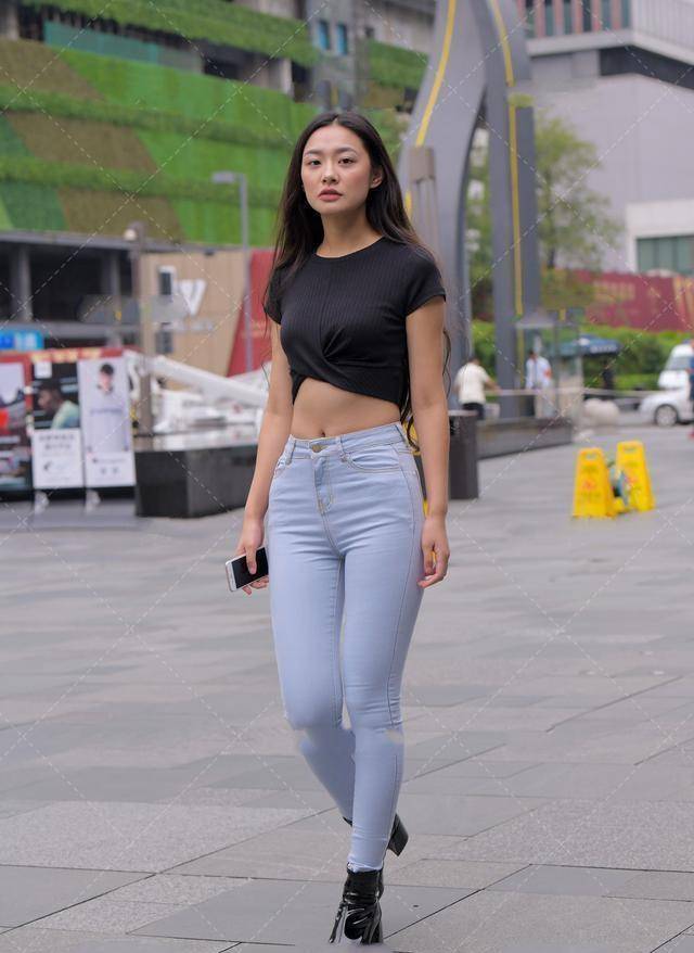 显得|年轻自信的打底裤穿搭随心又时髦,显得身材修长迷人,减龄美丽