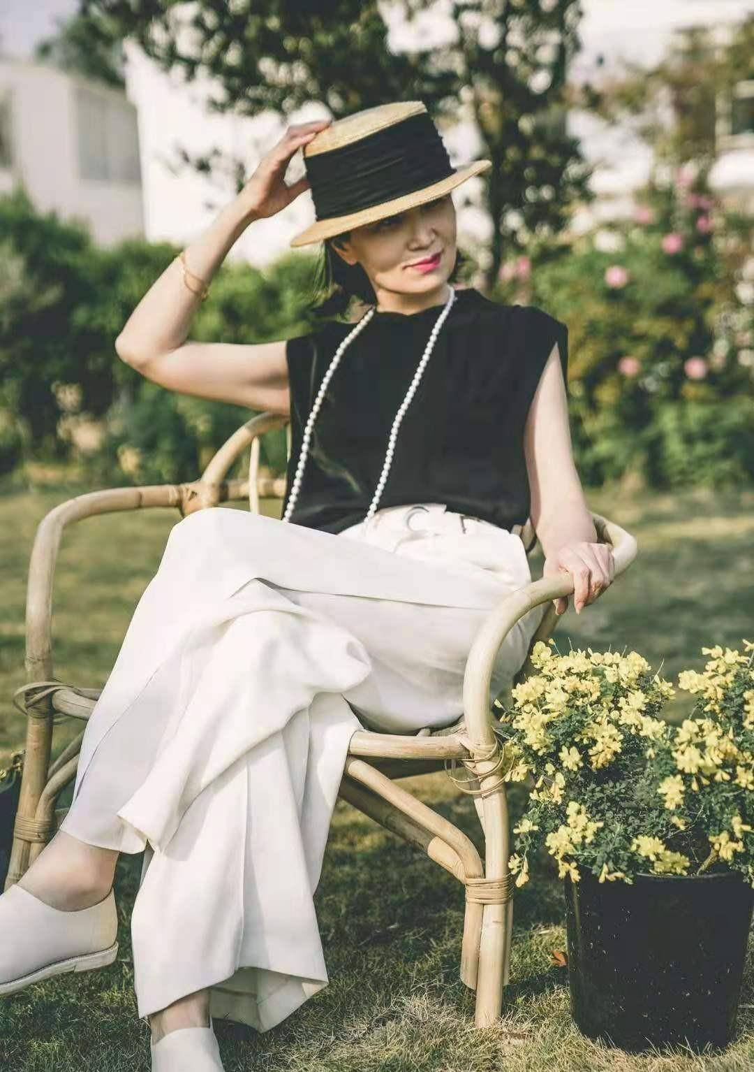 帆布鞋|女人50岁以后，夏天少穿运动鞋，学三木妈妈这样穿，减龄显气质