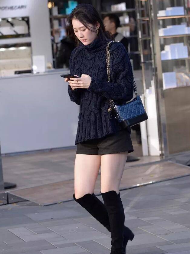 身材|牛仔裤与吊带衫搭配，尽显个人本色，迷人又有气质