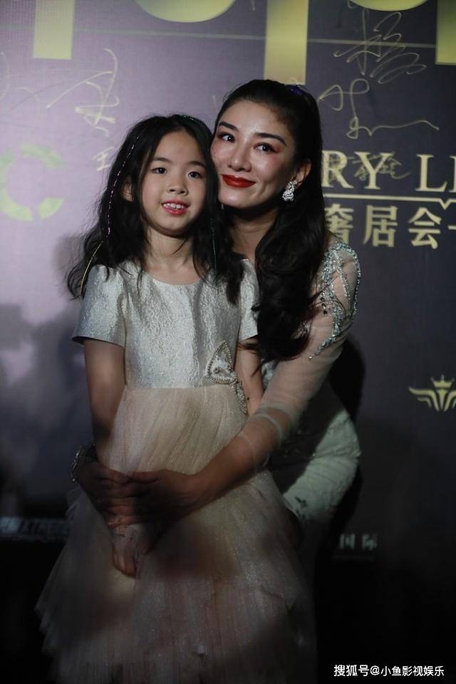 黄奕|聂远的前女友黄奕，身穿紧身裙身材曲线没有完全显现，没有修图
