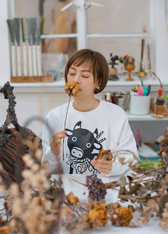 插花|孙俪沉迷插花！卫衣搭牛仔裤真时髦，剪“蘑菇头”半土不洋太老气