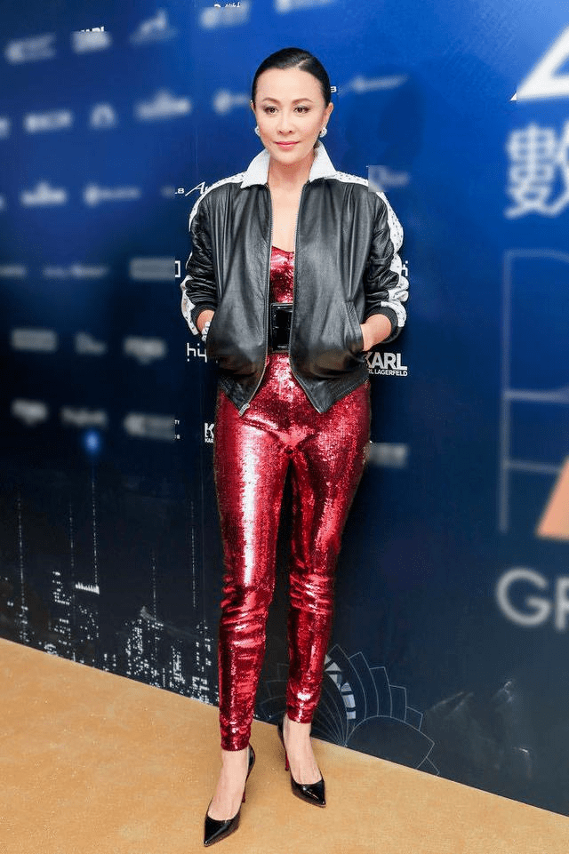 显得|刘嘉玲造型也翻车？黑色外套配红色连体裤高级洋气，胯宽太真实