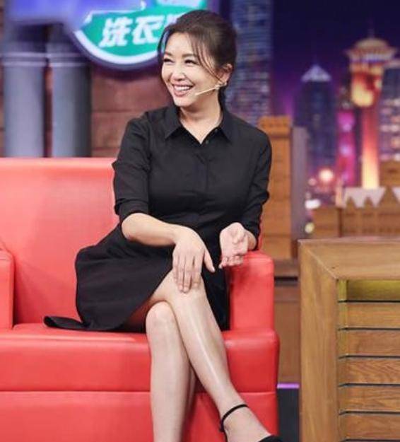 整体|53岁江珊穿得和普通人一样,气质却优雅迷人,一张天然脸真的抗老