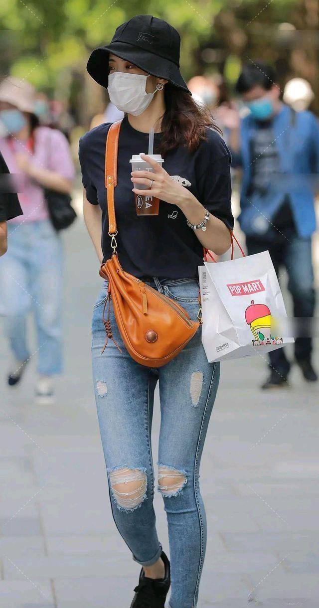 采用的|优雅的连衣裙装扮展现女性简洁气质，秀出迷人自我，活力满满