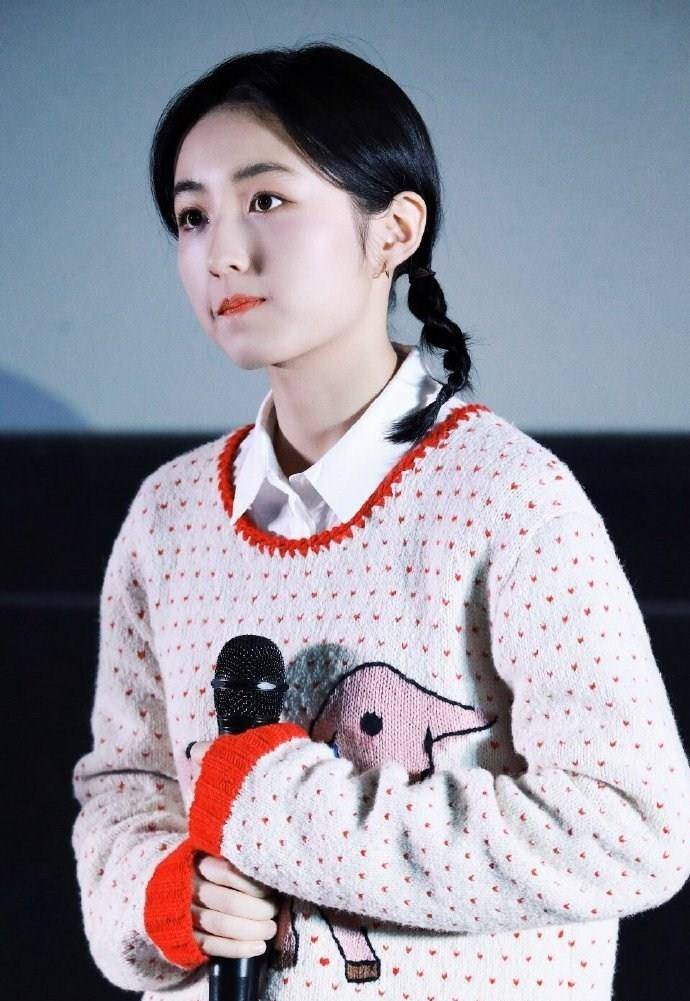 卡通|张子枫亮相新戏路演，罕见烈焰红唇配14500毛衣，18岁美得太高调