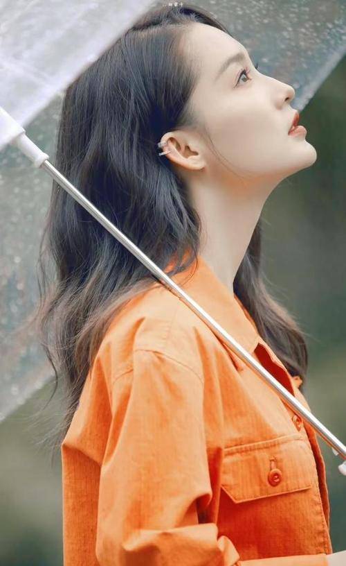 米色|李沁七夕发祝福，衬衣上酒瓶图案抢眼，长发遮脸太软萌