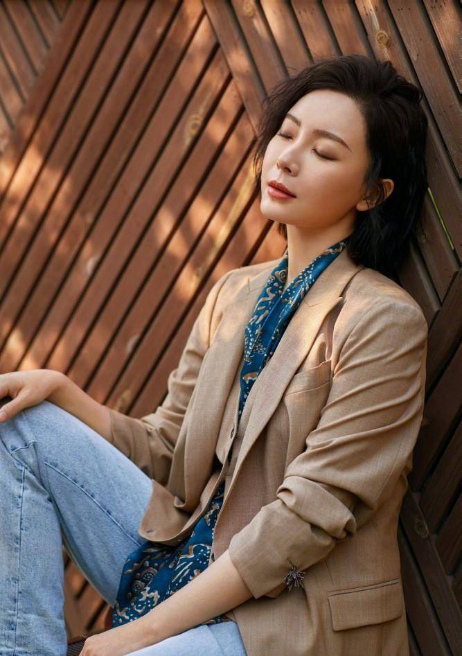 黑色|女人过了50岁，出门少穿这3种“装嫩色”，显胖俗气还掉价