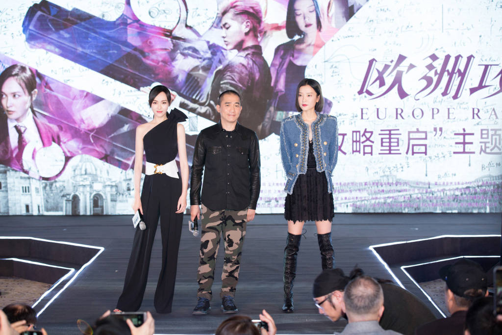 一身|唐嫣真厉害，露肩连体裤惊艳全场，网友：上厕所怎么办