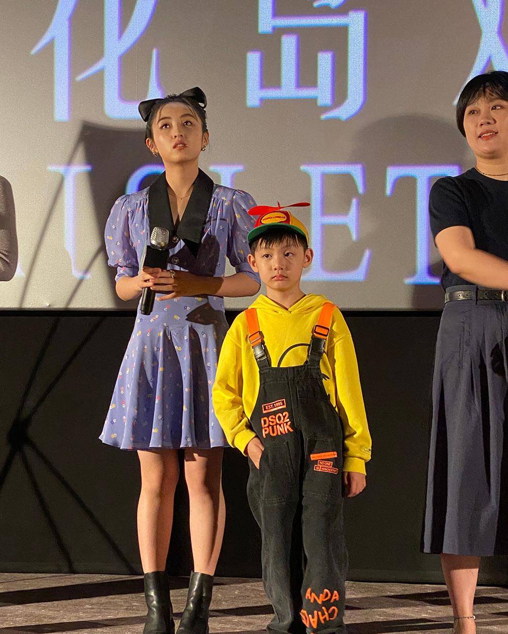 宫廷风|张子枫路演变“瓷娃娃”，穿碎花连衣裙戴蝴蝶结，被夸漂亮很害羞
