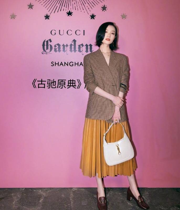 折扇|任达华妻子畅游江南水乡，穿西装手拿折扇“附庸风雅”，又飒又美