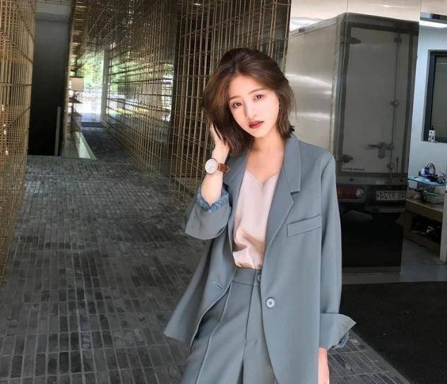 颜色|会穿的女人很少选阔腿裤了，今年流行的是“吸烟裤”，显瘦又显高