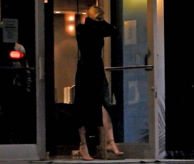 身材|伊万卡穿墨绿色开衩礼裙高贵优雅,展现完美身材,太迷人了