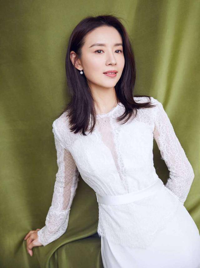 黑色|40岁“浪姐”董洁美翻了，穿短裙曲线迷人，身材似18岁少女