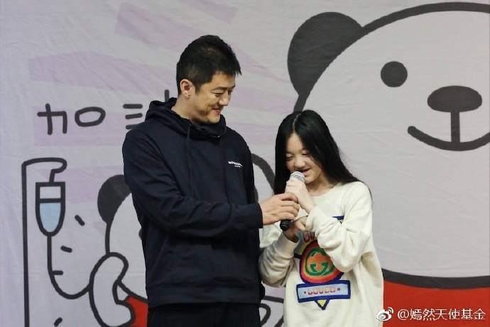 黑色|李亚鹏独自现身机场，对记者说一句话，现场所有人都笑了