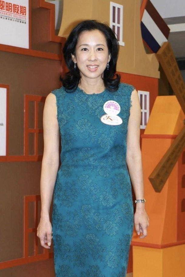 郭晶晶|郭晶晶婆婆老了也风韵不减，穿无袖衫简约随性，印花丝巾太有品味