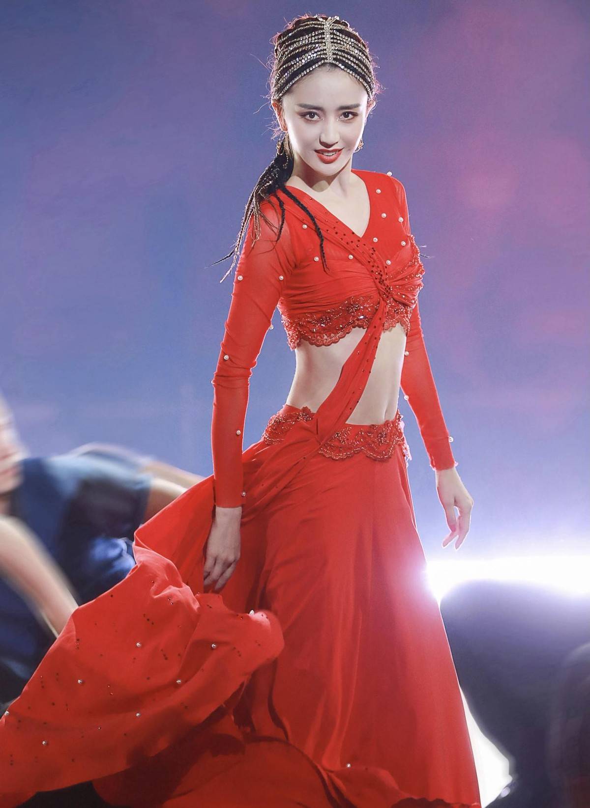 38岁佟丽娅跳舞魅力四射,穿露脐装秀小蛮腰,一袭红裙风情万种