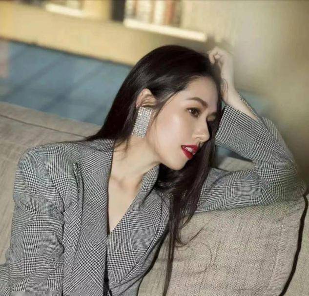 卷发|女人过了50岁，尽量避开这5种发型，尤其是第1种，显老又土气
