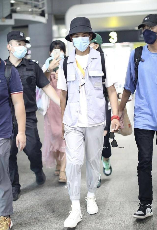 马甲|丁真穿潮装原来这么帅，工装马甲配束脚裤，潮流感不输流量明星