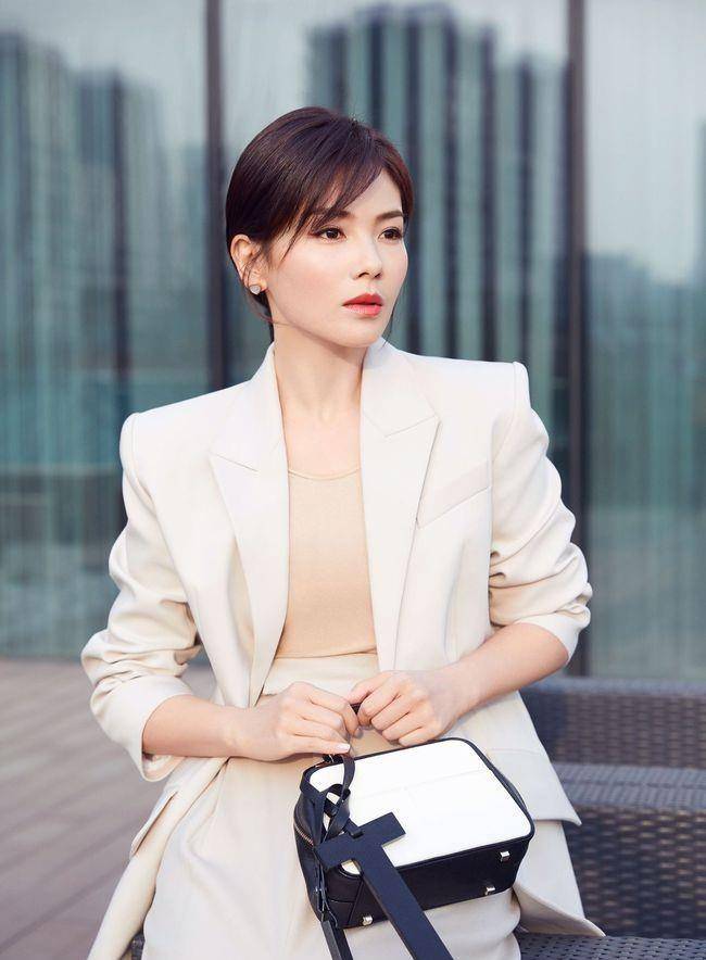 黑色|女人过了50岁，出门少穿这3种“装嫩色”，显胖俗气还掉价