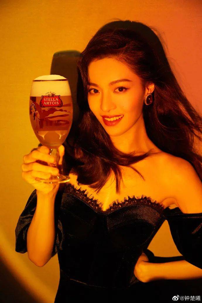 时代|钟楚曦穿紫色抹胸长裙太美艳！雪肤玉貌魅力不可小觑