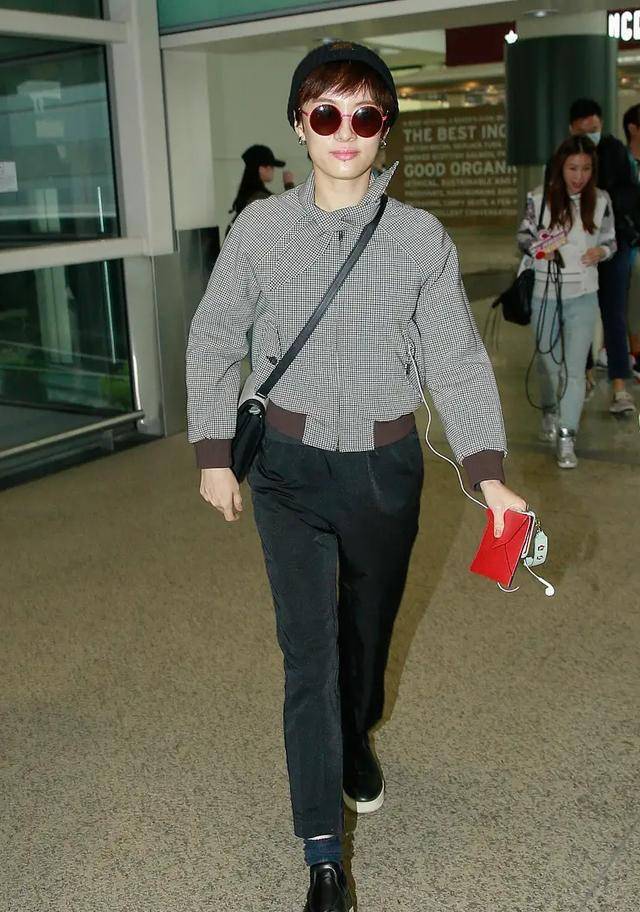 插花|孙俪沉迷插花！卫衣搭牛仔裤真时髦，剪“蘑菇头”半土不洋太老气